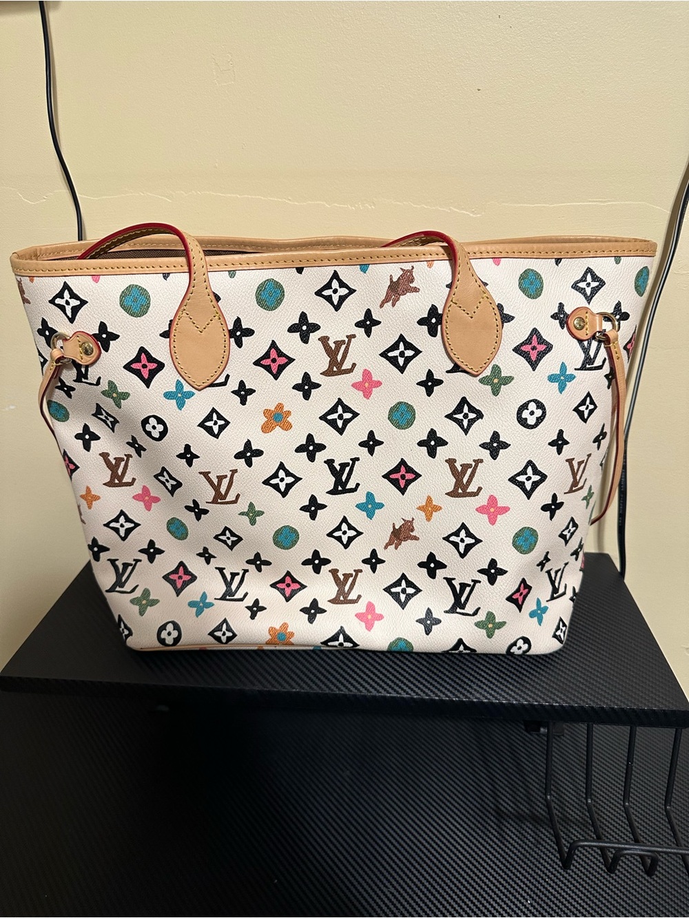 White color full tote - Picture 5 of 13
